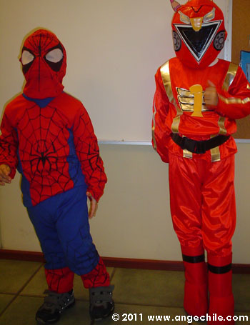 Disfraz de Spiderman y de un Power Ranger Rojo
