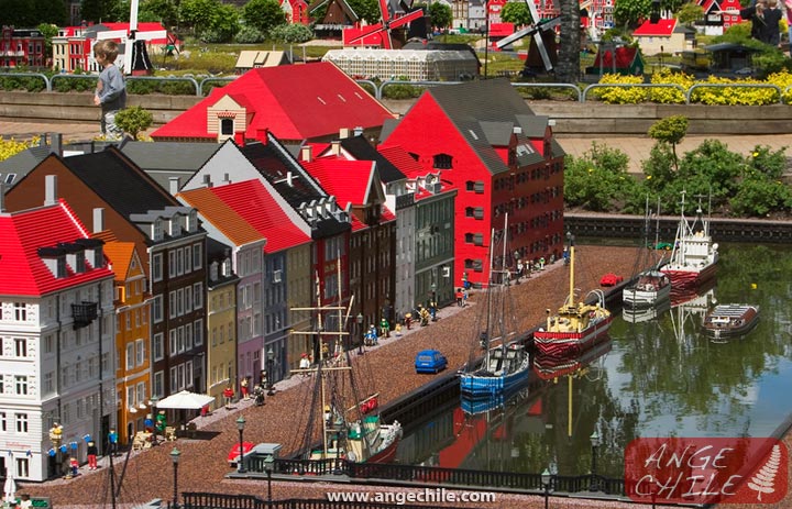 Una ciudad de Lego con casas y botes