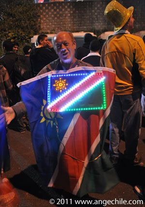 Hincha de Namibia con una bandera de luces durante la Copa Mundial de Rugby 2011