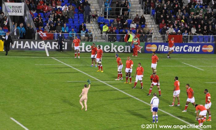 Un streaker (hombre desnudo) corriendo por la cancha durante un partido del mundial de Rugby en Whangarei, Nueva Zelandia 2011.