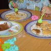 Cocinando con niños Kids Cooking - Adding chocolate to the biscuits