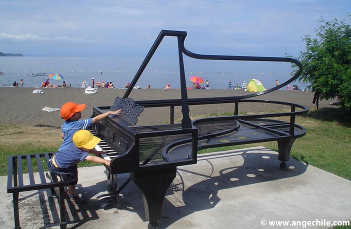 Niños tocando el piano en Frutillar