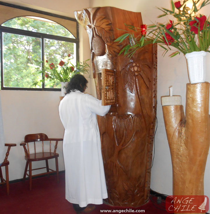 Sacerdote de la Iglesia de Isla de Pascua