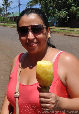 Ange con una de las piñas de Isla de Pascua