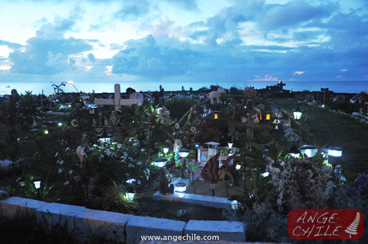 Cementerio Isla de Pascua de noche