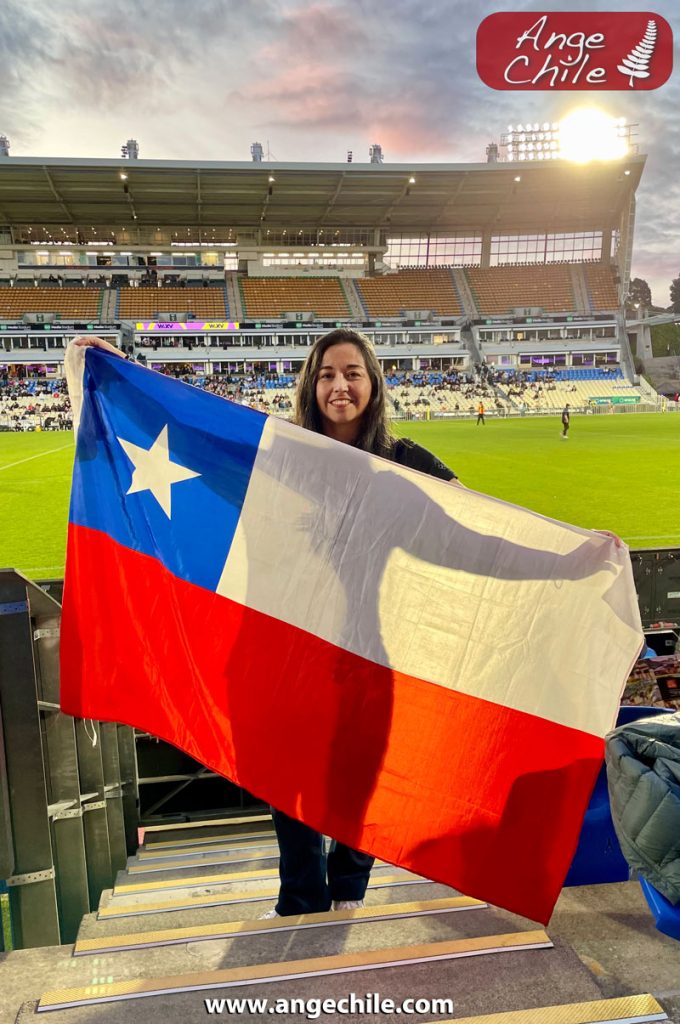 Ange Chile con la bandera chilena en un partido de rugby en Nueva Zelanda