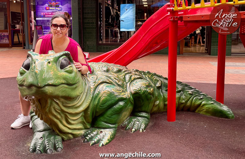 Ange Chile con la tuatara en Cuba Street, Wellington, Nueva Zelanda.