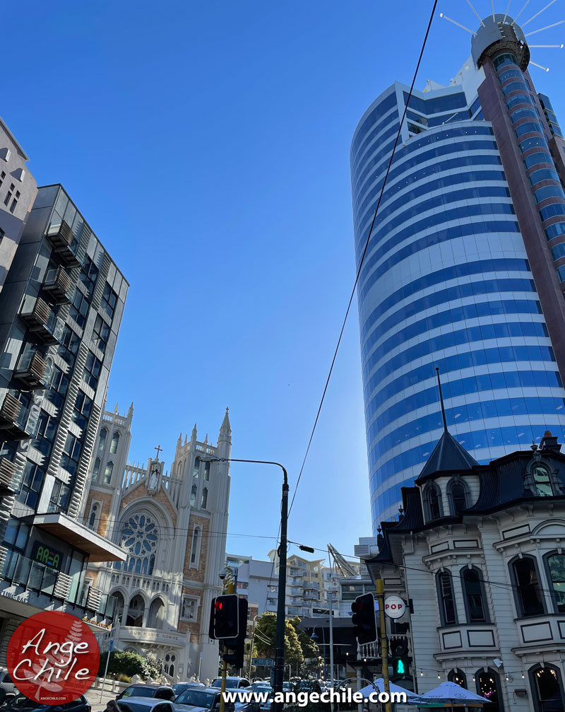 The Majestic Centre - El edificio más alto de Wellington, Nueva Zelanda con la iglesia St Mary of the Angels Church - Ange Chile de Viaje.