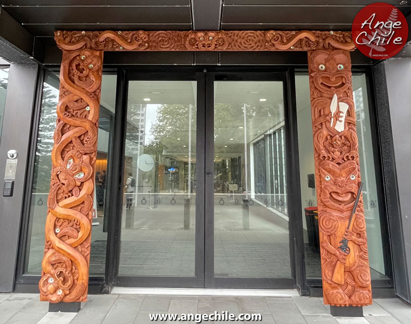 El tallado maorí en la entrada del Parlamento de Nueva Zelanda (Wellington) - Ange Chile de Viaje.