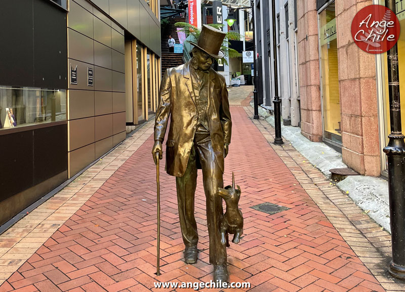 Estatua de Plimmer Steps en Lambton Quay, Wellington, Nueva Zelanda - Ange Chile de Viaje.