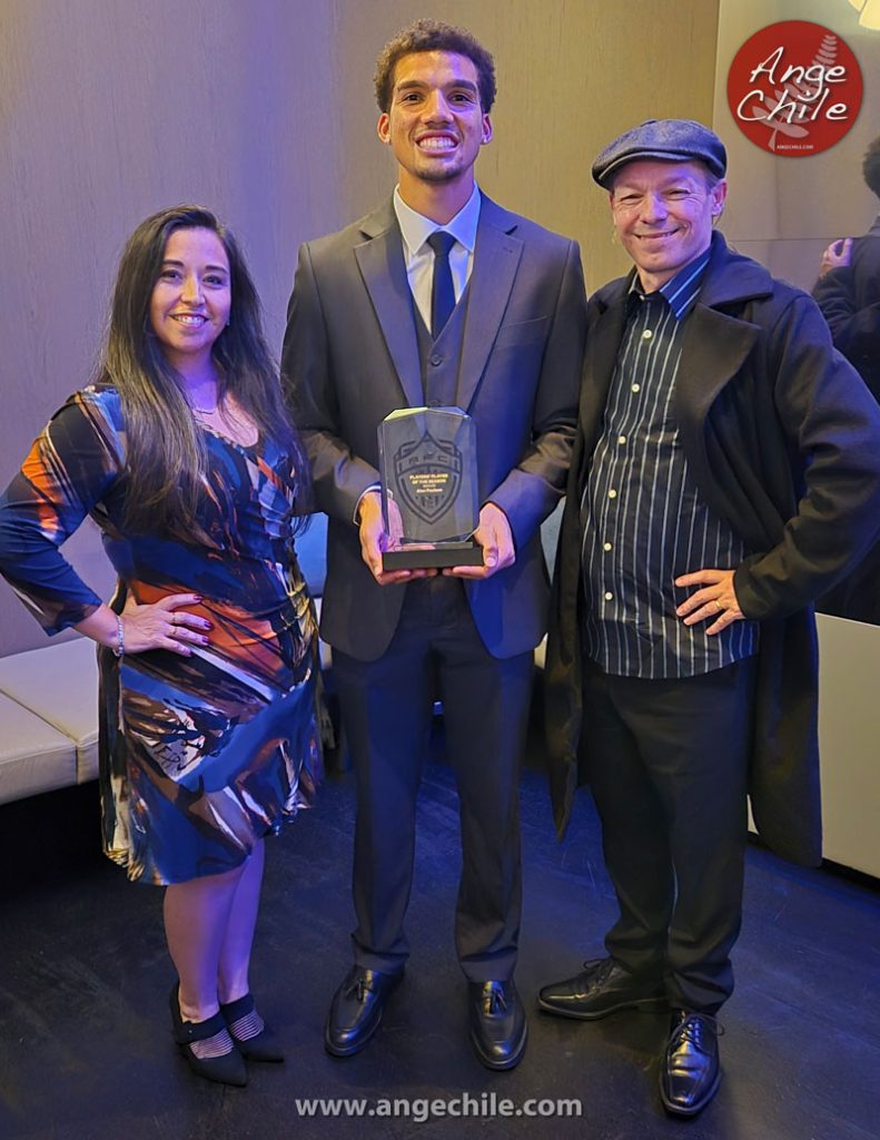Alex Paulsen con su premio Auckland FC Awards Night - Ange Chile