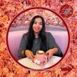 Ange Chile con las flores de Divine Patisserie Auckland, Nueva Zelanda.