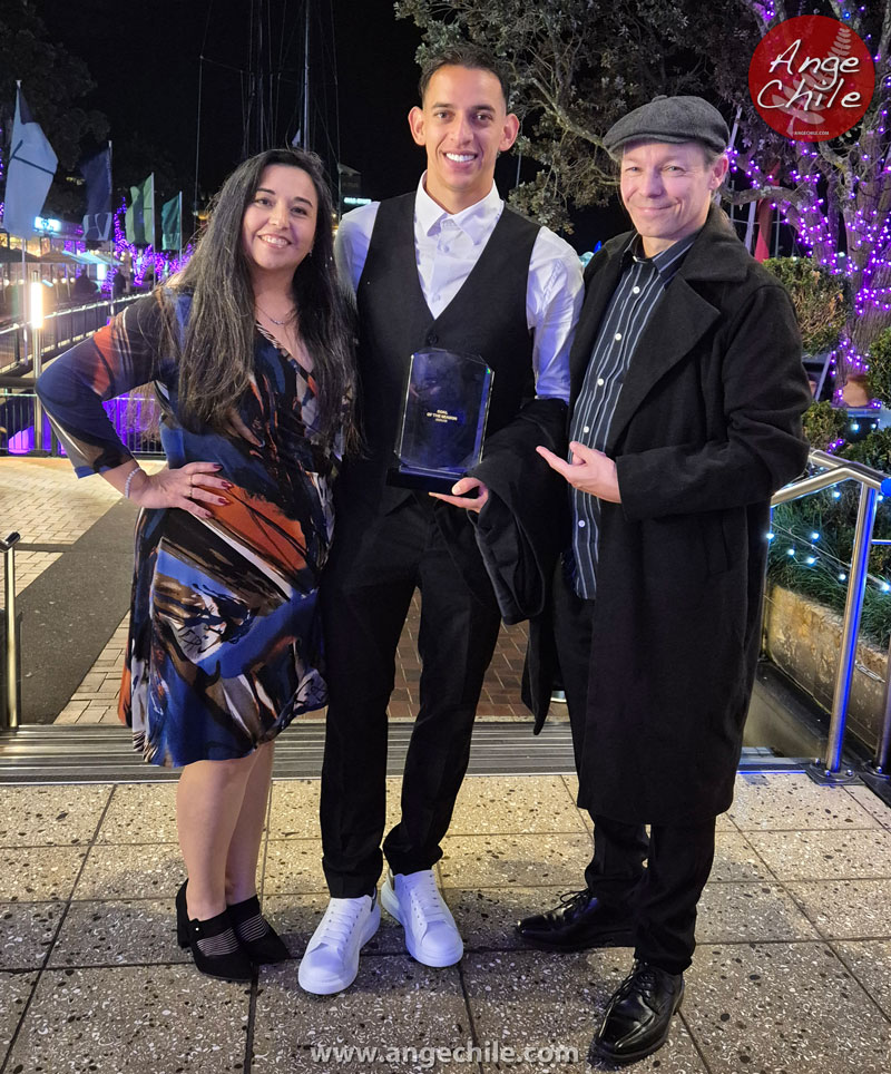 Neyder Moreno con su premio Auckland FC Awards Night - Ange Chile