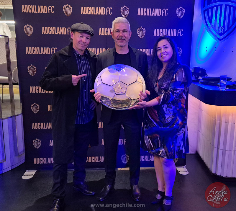 Steve Corica con el trofeo Premiers' Plate en Auckland FC Awards Night - Ange Chile