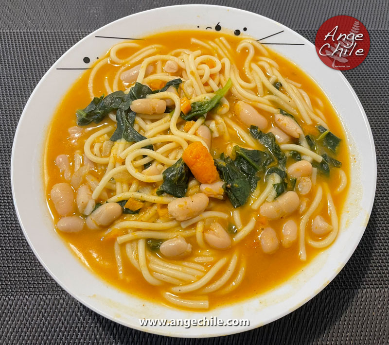 Porotos con riendas con espinacas en un plato - comida típica chilena - Ange Chile