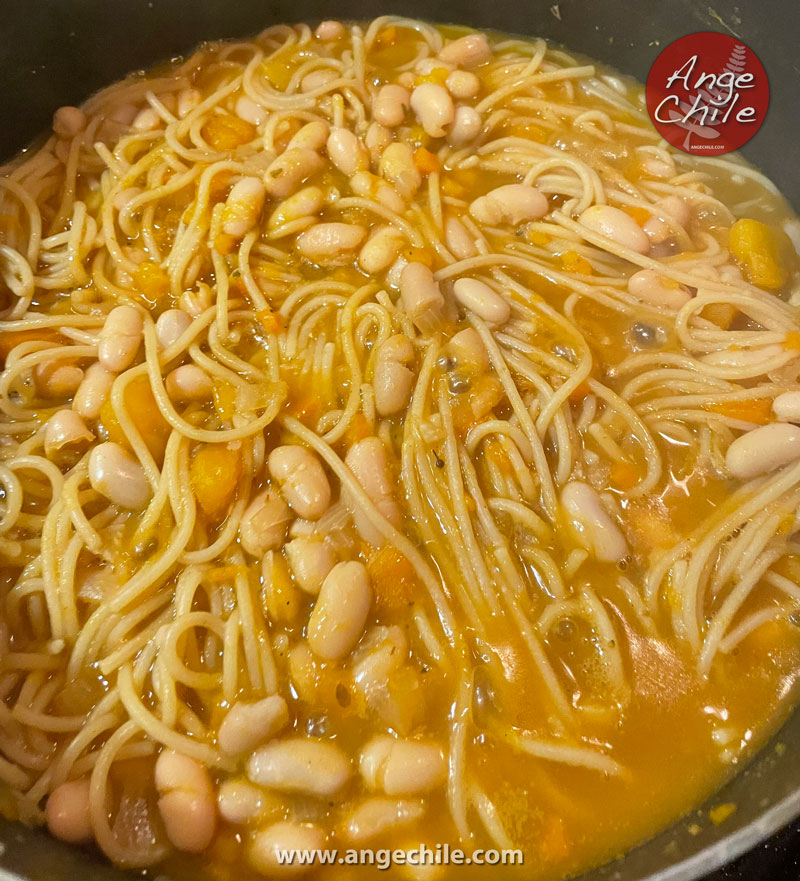 Porotos con riendas en una olla, plato típico de Chile - Ange Chile