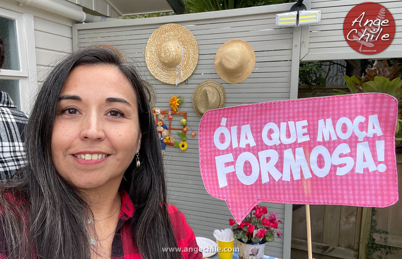 Ange con cartel óia que moça formosa en festa junina - Ange Chile
