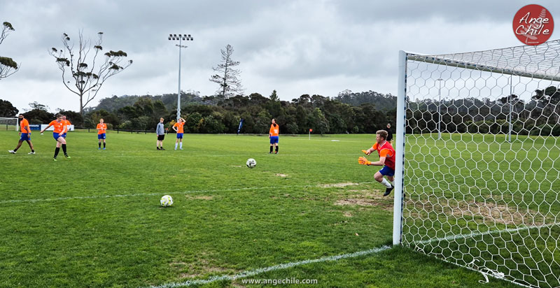 Bree Tomasel a punto de hacer un gol en el calentamiento antes del partido de la Battle Of The Boots 2025 apoyando a MS Auckland - Ange Chile