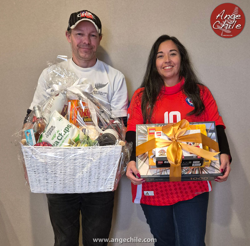 Ange Chile y Rob NZ con sus premios de las rifas de la Battle Of The Boots 2025 apoyando a MS Auckland